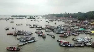 With the rapid rise in the water level of the twin rivers, the Ganga and Yamuna, the district
