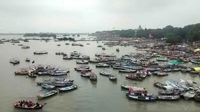 With the rapid rise in the water level of the twin rivers, the Ganga and Yamuna, the district