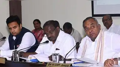 Mysuru : Union minister of steel and heavy industries HD Kumaraswamy on Friday directed