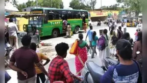 In Goripalayam, residents, students receives roasted without bus shelters