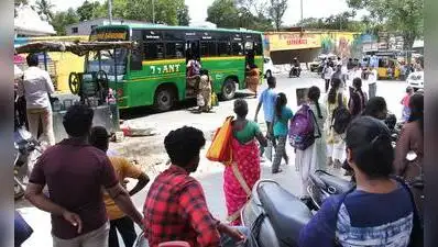 In Goripalayam, residents, students receives roasted without bus shelters