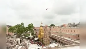 Stunned by the security lapse, the Kashi Vishwanath Temple administration and police have
