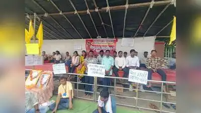 Around 550 tribal students have been staging a sit-in protest outside Yavatmal ZP office since