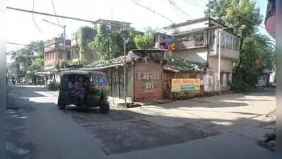 Finding herself unable to escape, the student jumped from the moving auto, raised an alarm