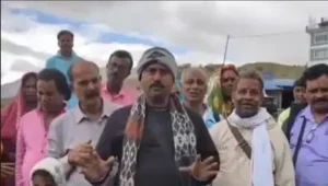 The tourists from Arambag in the video