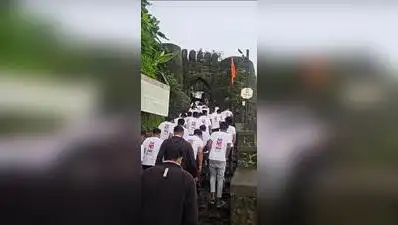 Pune police take minor criminals on police records to Sinhagad Fort