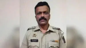Mumbai: Two cops, including RAK Marg police senior inspector Vinod Tawde , suffered injuries