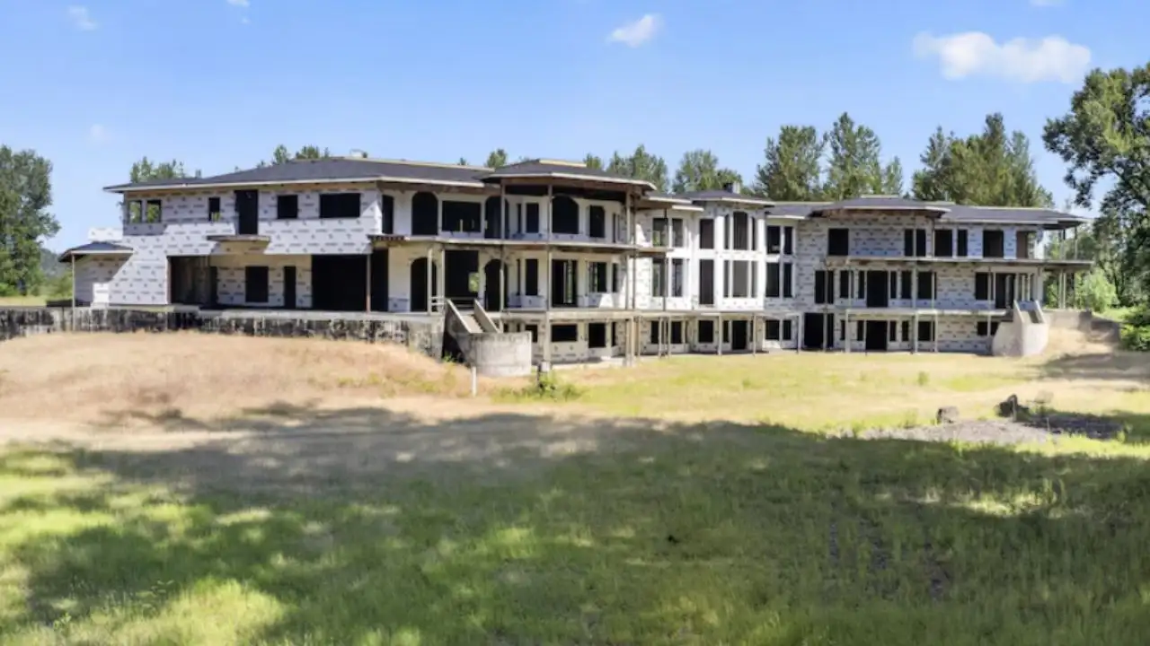 In 1994, Hollywood Video's founder bought 32 Oregon acres for $1.25 million and began