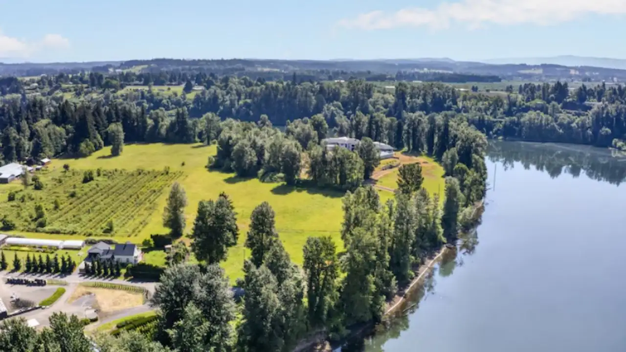 In 1994, Hollywood Video's founder bought 32 Oregon acres for $1.25 million and began