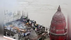 In city of salvation, flooded ghats turn rooftops into cremation grounds