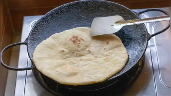 Here we have prepared five easy steps on how one can convert an iron tawa into a non-stick