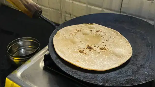 Here we have prepared five easy steps on how one can convert an iron tawa into a non-stick