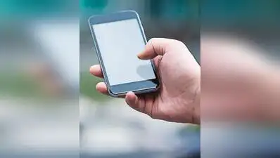 Two 30-year-old miscreants were arrested on charges of robbing 30 mobile phones from lone
