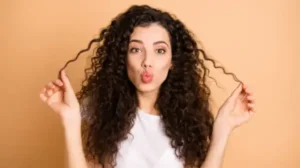 A practical guide to 3 simple tips to turn frizzy hair into gorgeous curls