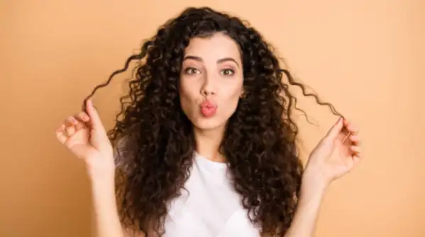 A practical guide to 3 simple tips to turn frizzy hair into gorgeous curls