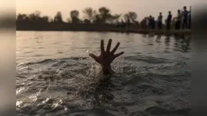 A 15-year-old boy drowned in Kamwari River in Bhiwandi on Wednesday morning after he allegedly