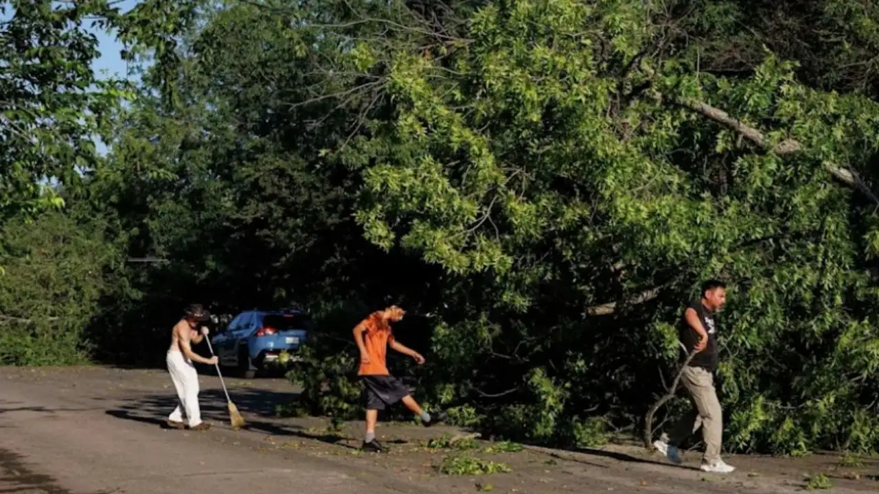 A San Antonio storm knocked out power and damaged homes; one barber simply moved his chair outside