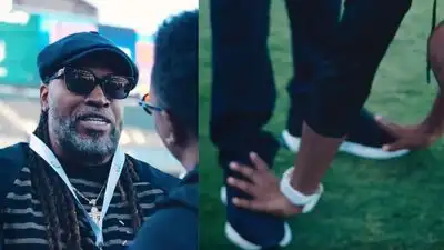 Dwayne Bravo touches Chris Gayle's feet (Screengrabs)