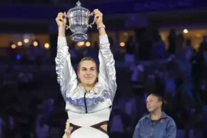 Aryna Sabalenka holds up the championship trophy after defeating Amanda Anisimova