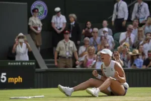 Poland's Iga Swiatek celebrates after beating Amanda Anisimova of the U.S