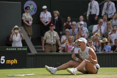 Poland's Iga Swiatek celebrates after beating Amanda Anisimova of the U.S