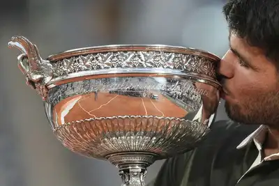 How much will Carlos Alcaraz victory as prize money after clinching the top prize at the 2025