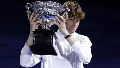 Alexander Zverev picked it up and didn't place it too poorly, but Sinner stepped in and swung