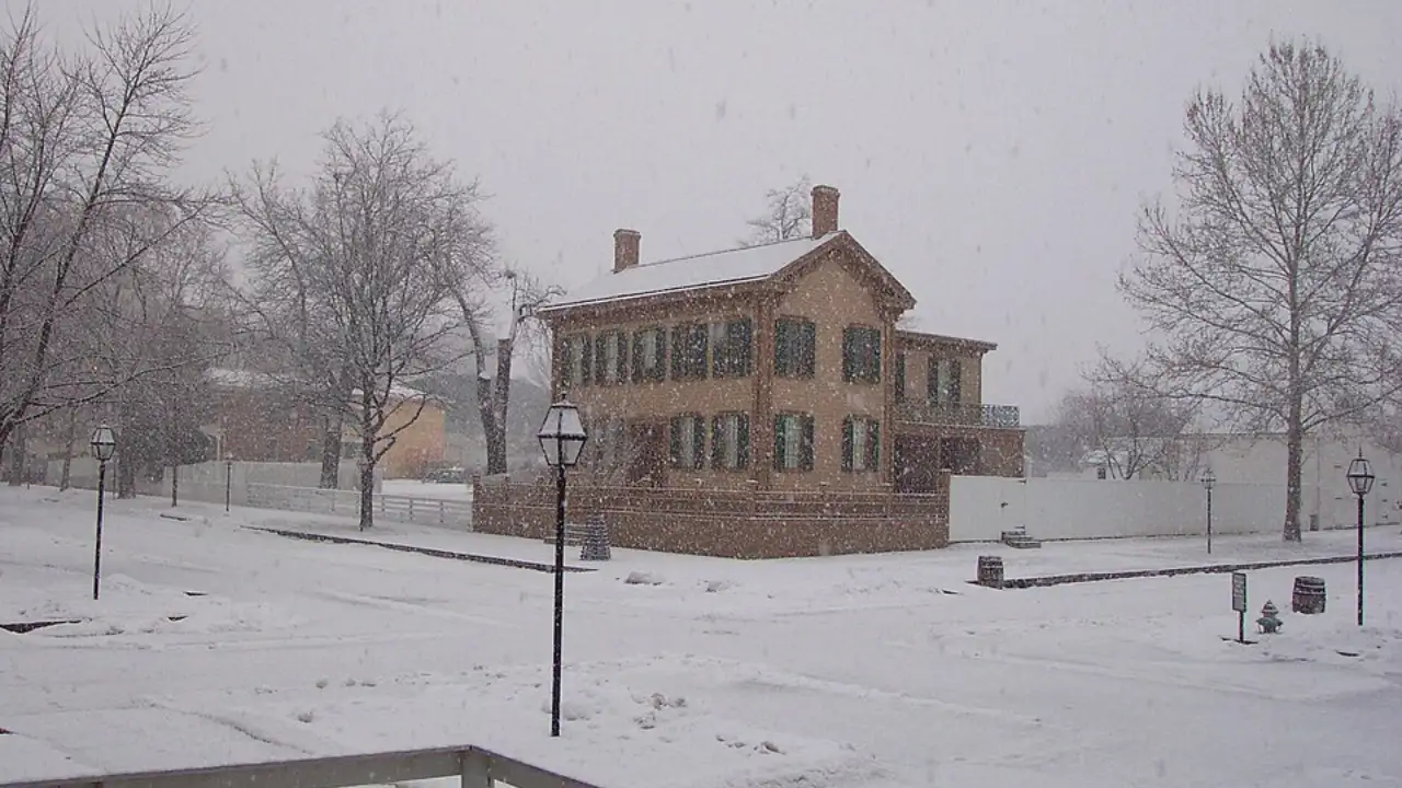 In 1887, Robert Lincoln transferred his family home to Illinois with conditions for its