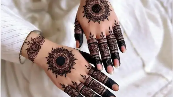 Depending on one’s preference, one may choose anything from traditional jaali mehendi designs