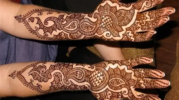 Depending on one’s preference, one may choose anything from traditional jaali mehendi designs
