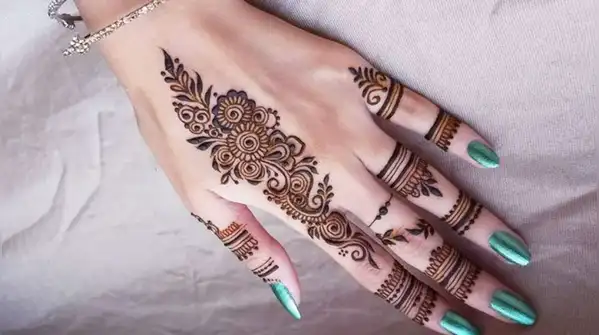 Depending on one’s preference, one may choose anything from traditional jaali mehendi designs