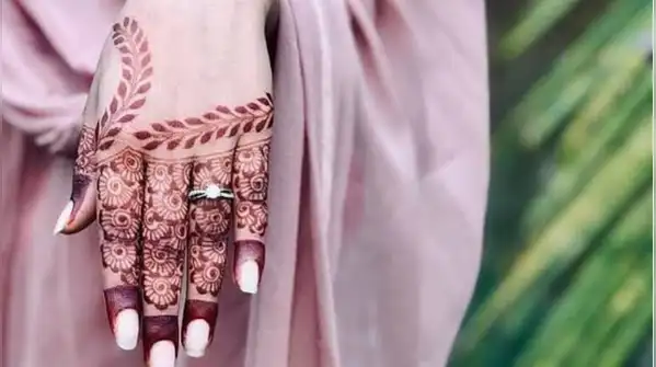 Depending on one’s preference, one may choose anything from traditional jaali mehendi designs