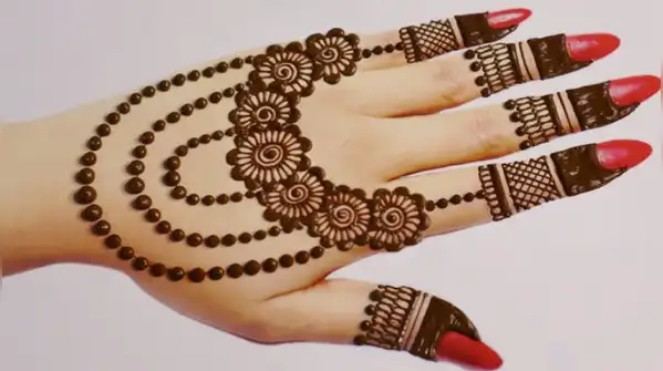 Depending on one’s preference, one may choose anything from traditional jaali mehendi designs