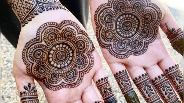 Depending on one’s preference, one may choose anything from traditional jaali mehendi designs