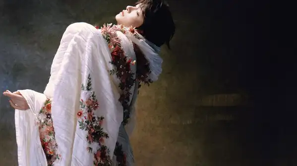 Liu Yu, a Chinese singer, model, and actress, stole the show in a stunning outfit
