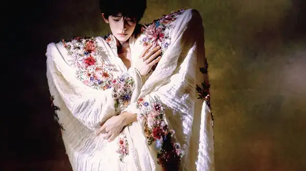 Liu Yu, a Chinese singer, model, and actress, stole the show in a stunning outfit