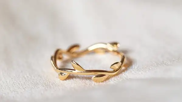 They're the ones that make your sister think, “He actually knows me.” And jewellery works
