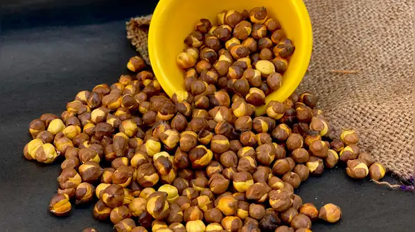 Here are some easy foods you can keep at your desk for those predictable afternoon hunger pangs
