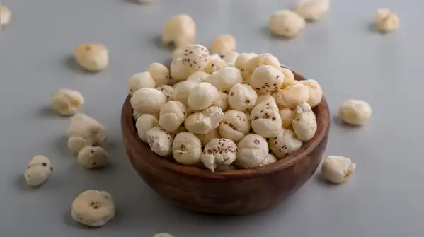 Here are some easy foods you can keep at your desk for those predictable afternoon hunger pangs