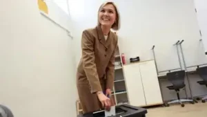 In August, she said a "no" vote would end the debate over Iceland's EU membership