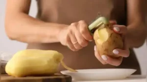 If you also feel this way, we have short-listed some simple and easy hacks for peeling