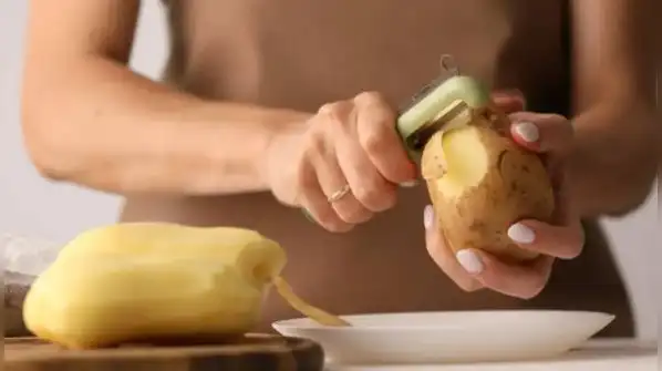 If you also feel this way, we have short-listed some simple and easy hacks for peeling
