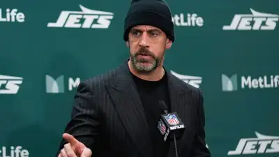Aaron Rodgers appeared frustrated with a play call during the Pittsburgh Steelers’ 30-27