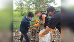 Bittu Tabahi aka Surendra Singh Choudhary from Madhya Pradesh joins volunteers in clearing over