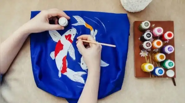 DIY: How to make a reusable shopping bag from discarded clothes with this easy step-by-step method
