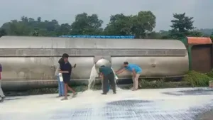 Milk tanker overturns on Mumbai-Ahmedabad highway, villagers rush to collect it