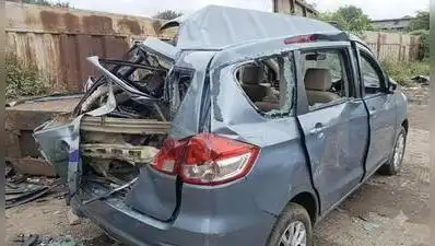 The accident also disrupted traffic on the busy Mumbai-Nashik highway for some time