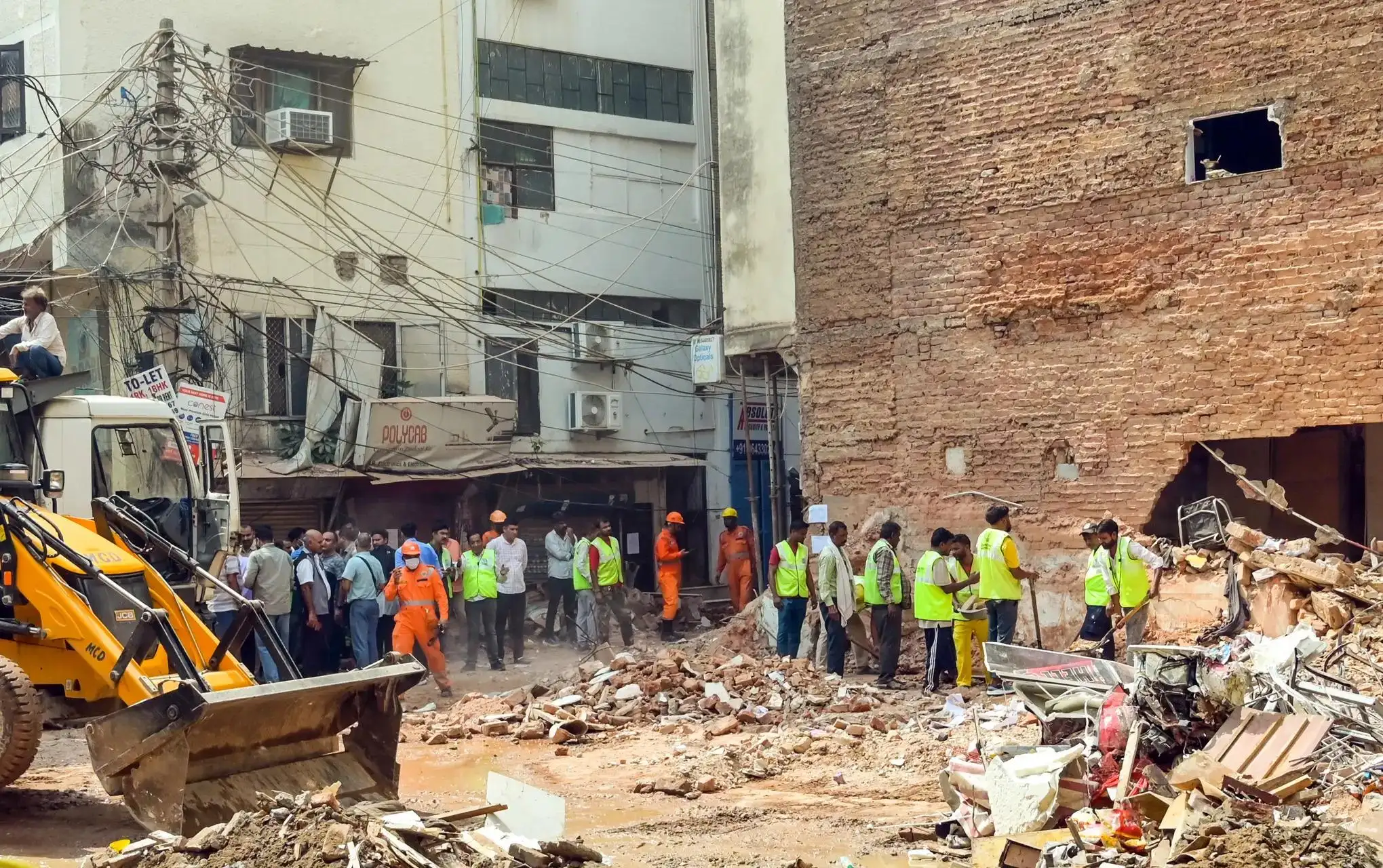 7 dead, family arrested, 5 MCD officials suspended as probe widens — Satya Niketan building collapse
