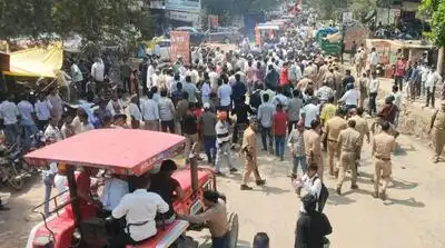 They later reached the Yamuna Expressway and briefly disrupted traffic before being persuaded