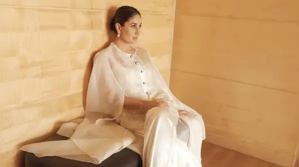 She opted for a flowy Anamika Khanna outfit, which made Kareena look like the queen